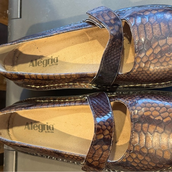Alegria Mary Jane Shoes in brown with a snakeskin embossed design size 40/9.5-10 - Picture 7 of 9